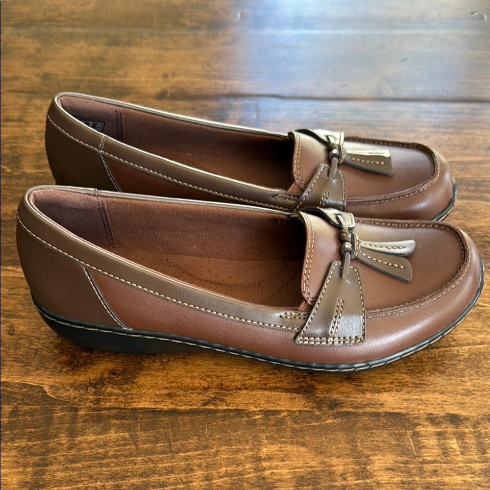Clarks Women's Two-Tone Brown Leather Tassel Loafers